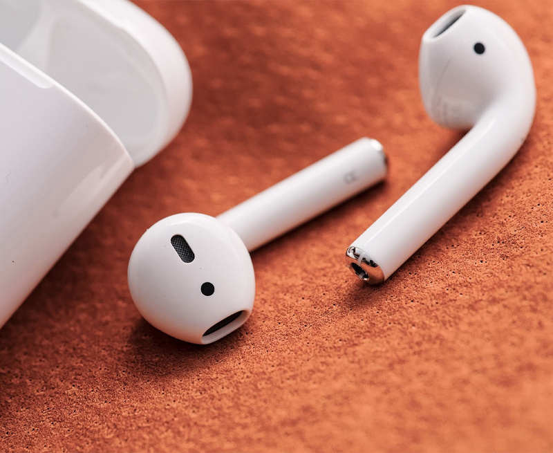 Khi AirPods và AirPods Pro bị ướt hãy lau chúng bằng miếng vải khô